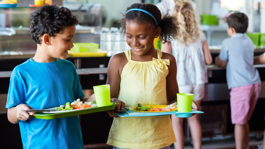 Eftersom många av barnets måltider intas på förskolan blir det en naturlig plats att lära barnen ett sunt förhållningssätt till mat.  Foto: Shutterstock